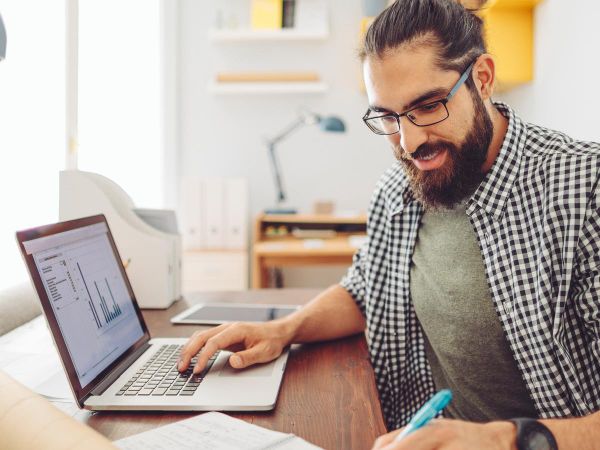 Uomo al lavoro in ufficio