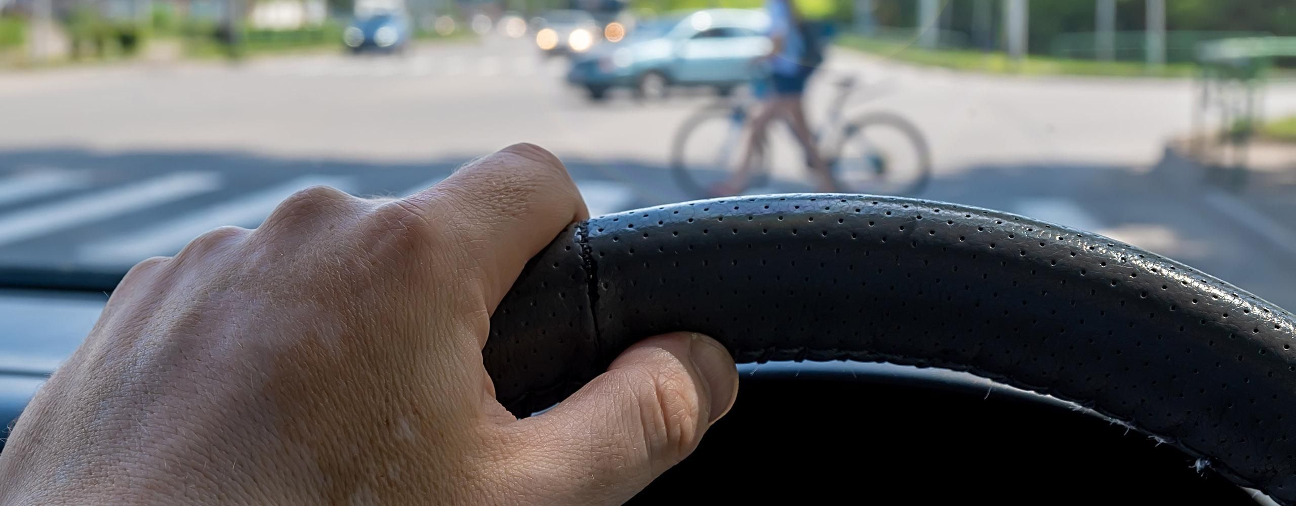 Bremsendes Auto an einer kurvigen Küstenstraße