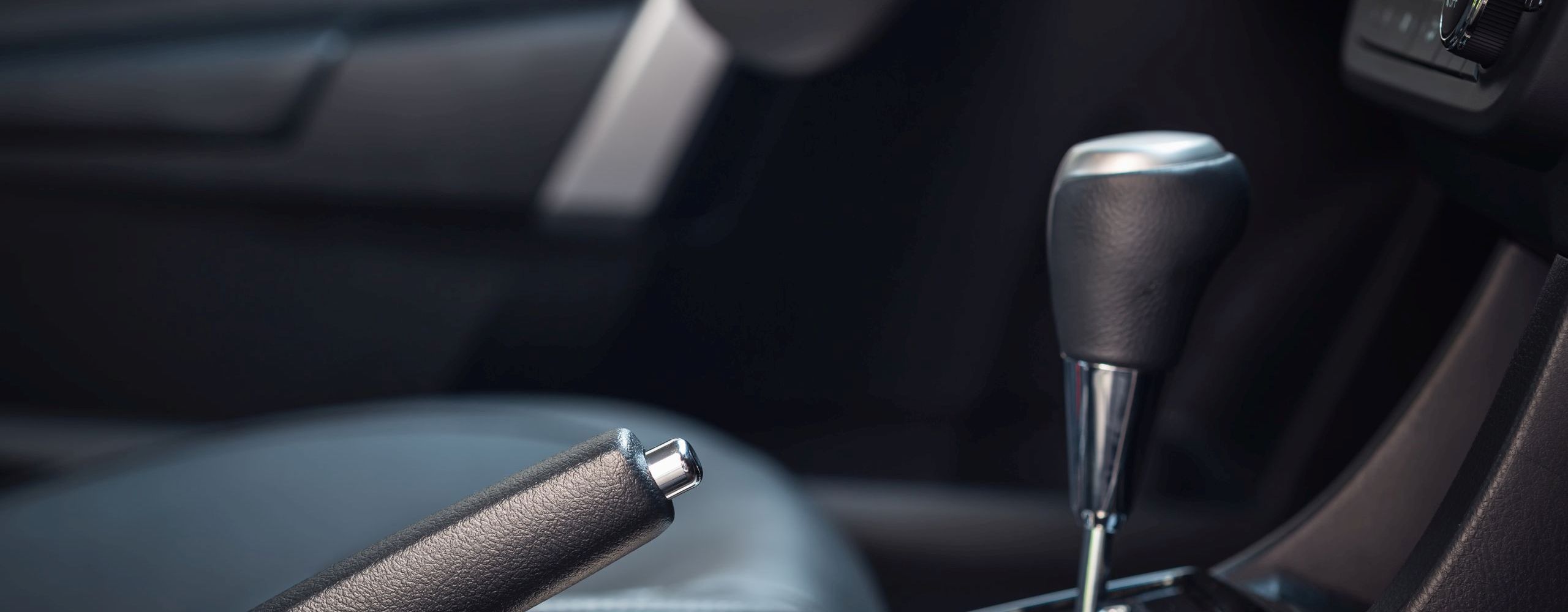 Eine Handbremse eines Autos