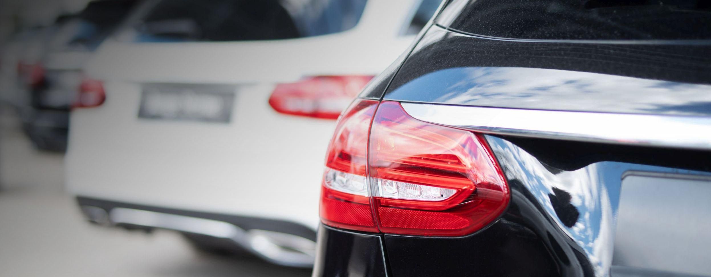 Rückleuchte an einem schwarzen Auto hinten links