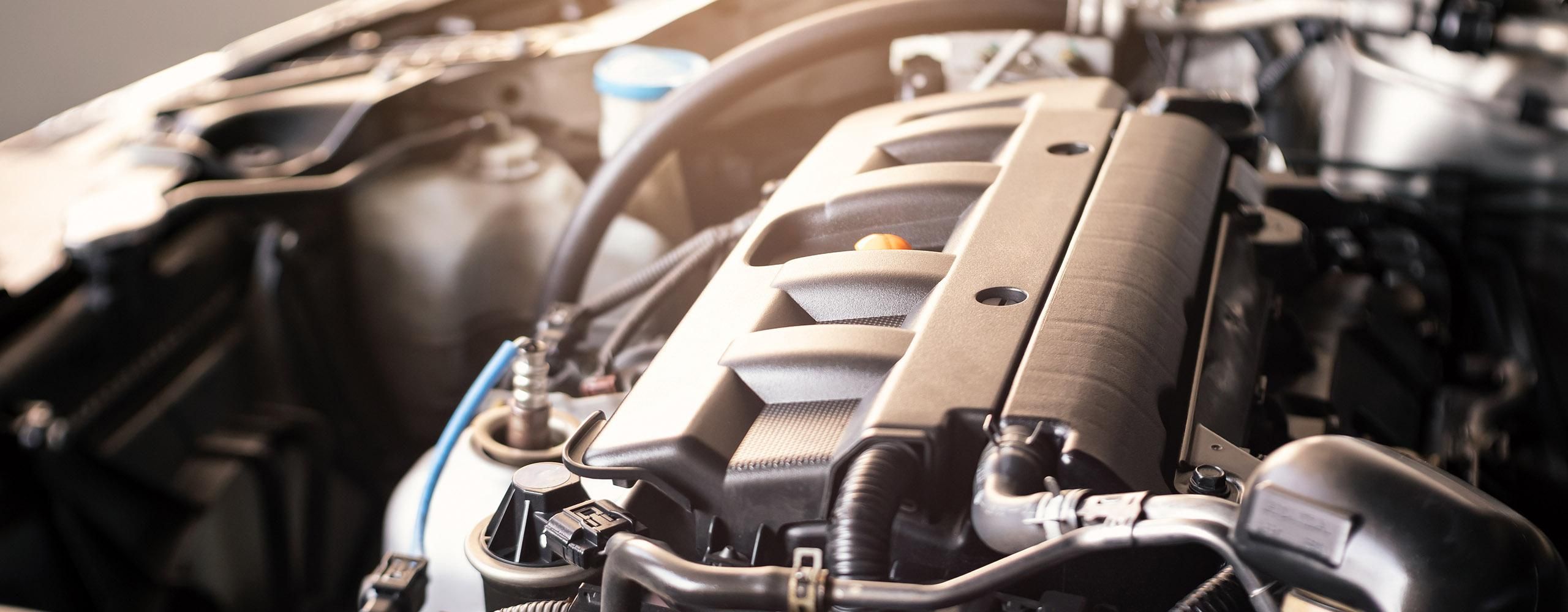 Ein sauberer Motor im Motorraum eines Autos