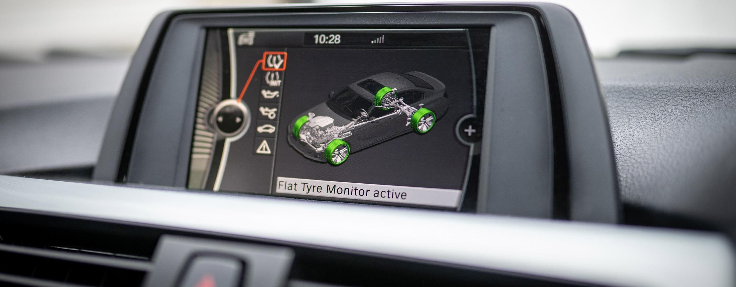 Ein Display in einem Auto, auf dem ein Reifenkontrolldrucksystem zu sehen ist.