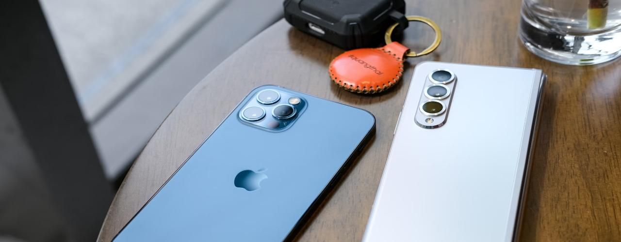 Zwei Highend-Smartphones auf einem Tisch