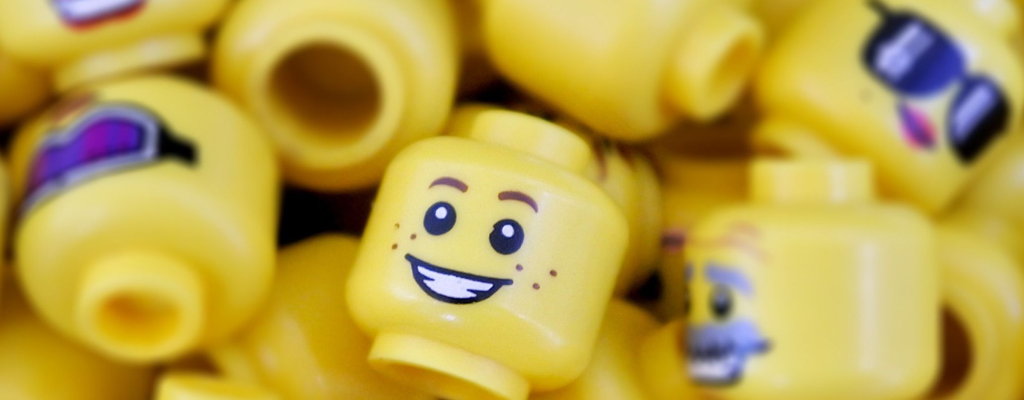  Eine Auswahl an Legoköpfen.